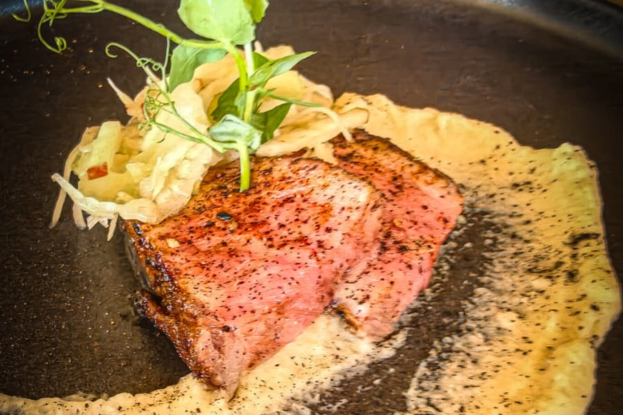 Iberico Presa mit Waldorfsalat und Zwiebellasche