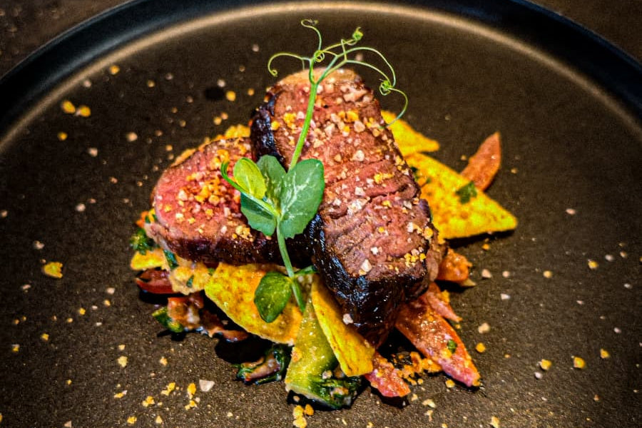 Tomahawk-Steak mit indischem Gurkensalat